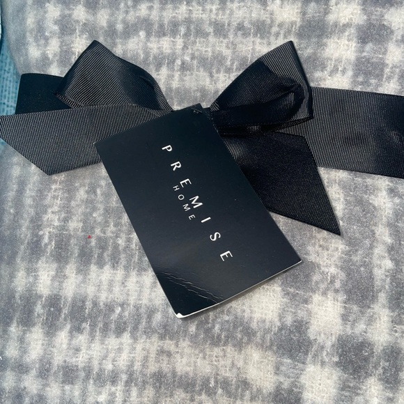 Premise Home Gray and White Throw Blanket - Picture 6 of 7